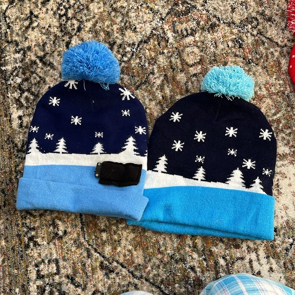 LED Christmas Pom Pom Beanies / Hats / Toques - Picture 10 of 10